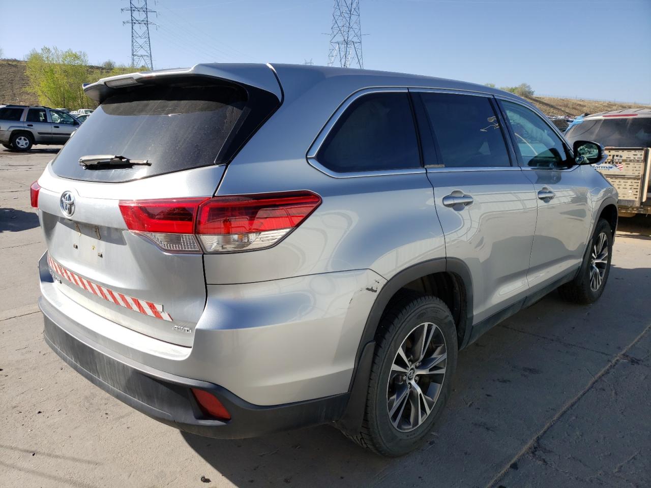 Photo 4 from auction – 2019 TOYOTA HIGHLANDER with VIN 5TDBZRFH9KS996706