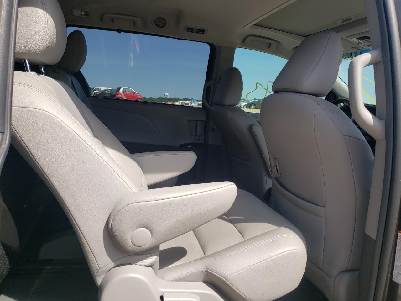 Photo 18 from auction – 2017 TOYOTA SIENNA XLE with VIN 5TDYZ3DC7HS788542