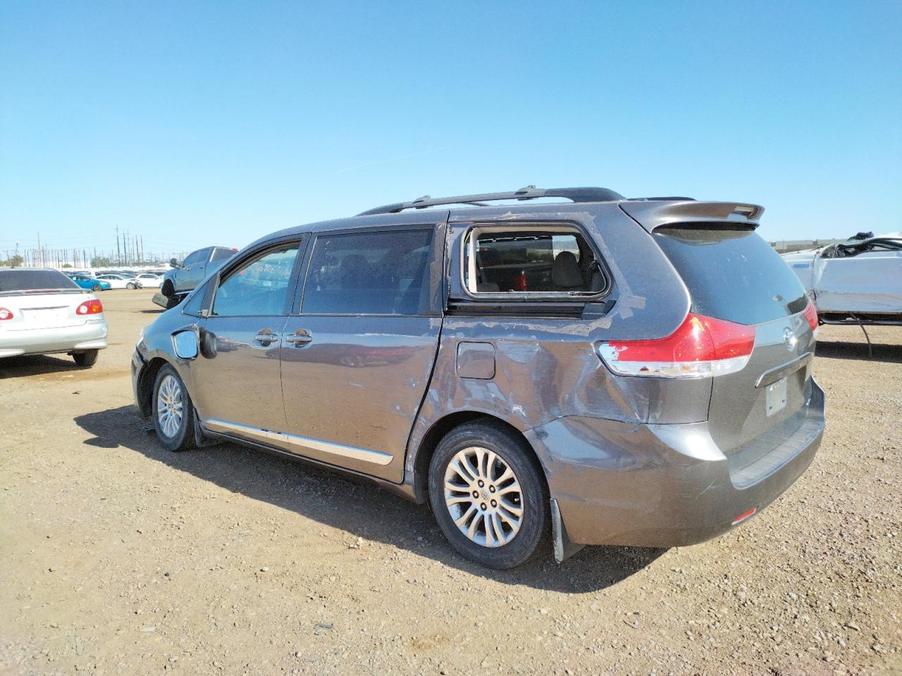 Photo 9 from auction – 2011 TOYOTA SIENNA XLE with VIN 5TDYK3DC1BS125950