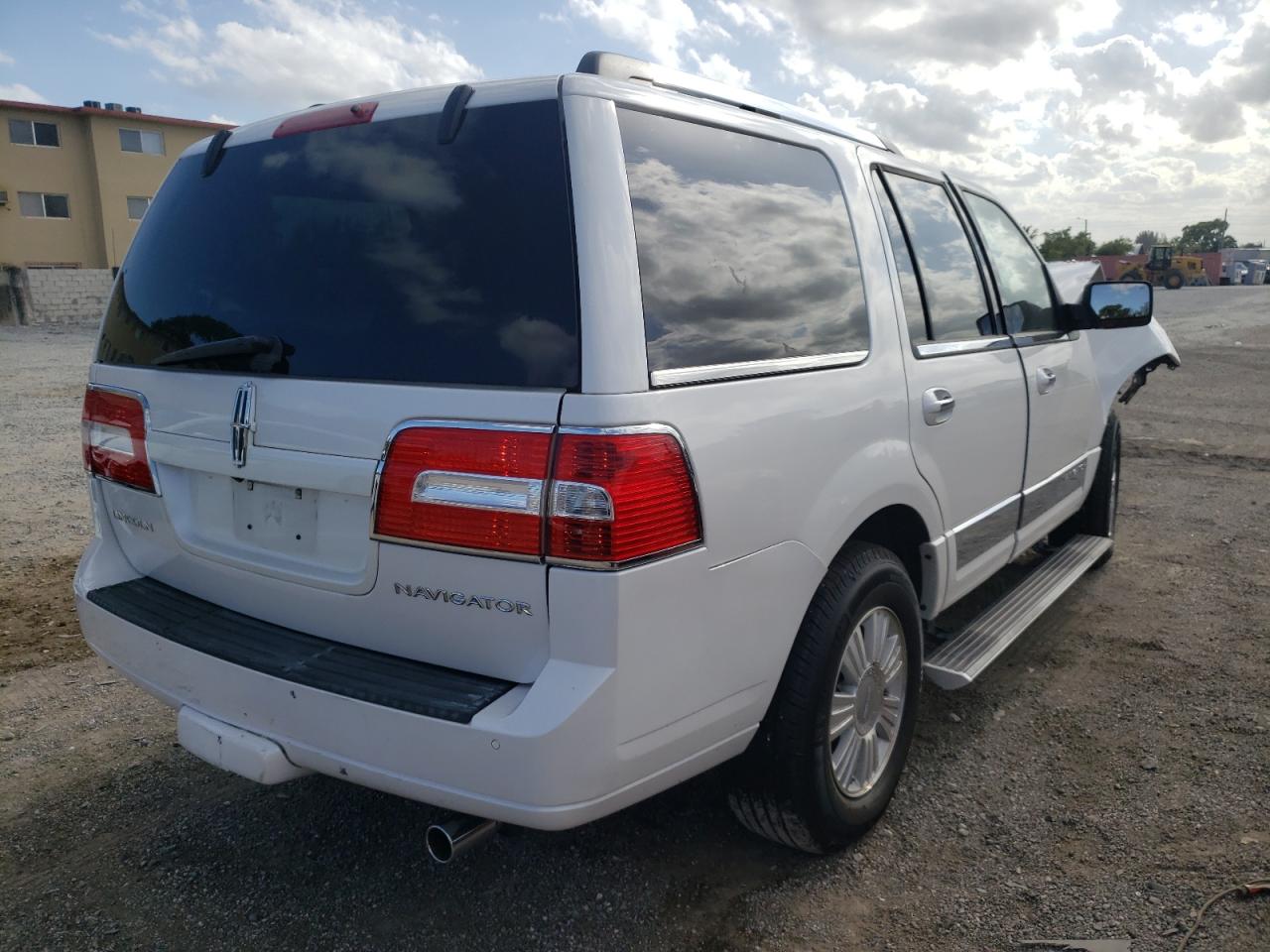 Photo 17 from auction – 2011 LINCOLN NAVIGATOR with VIN 5LMJJ2H57BEJ02469
