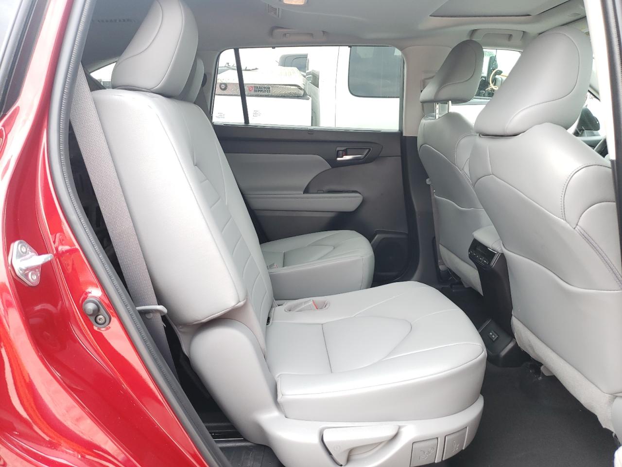 Photo 6 from auction – 2022 TOYOTA HIGHLANDER with VIN 5TDHZRBH6NS183764