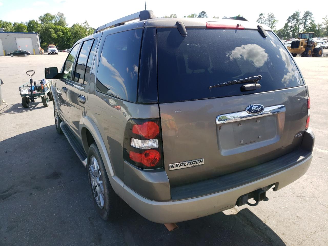 Photo 3 from auction – 2006 FORD EXPLORER E with VIN 1FMEU64EX6UB09081