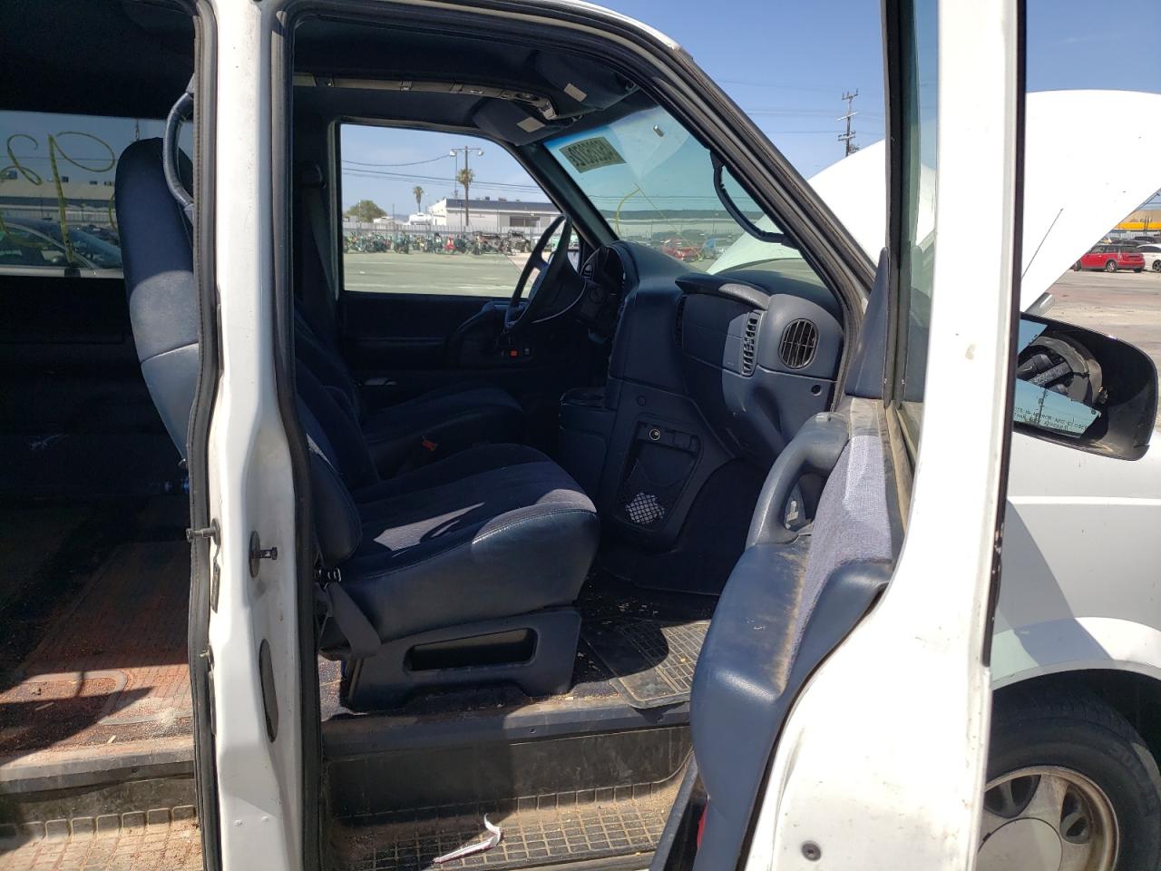 Photo 5 from auction – 2000 CHEVROLET ASTRO with VIN 1GNDM19W1YB132145