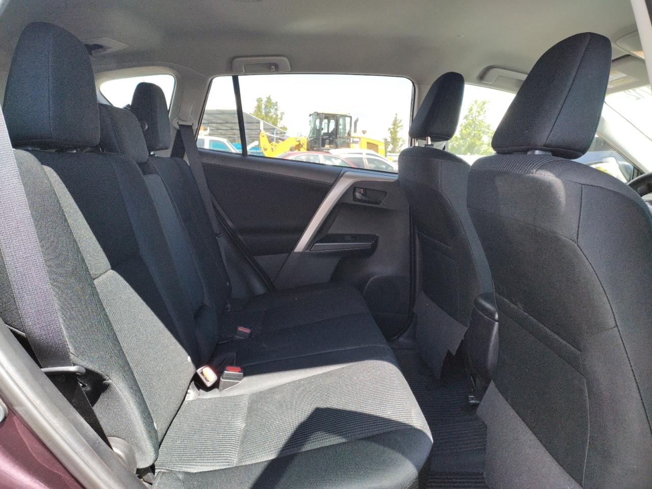 Photo 6 from auction – 2018 TOYOTA RAV4 LE with VIN 2T3ZFREV7JW505612