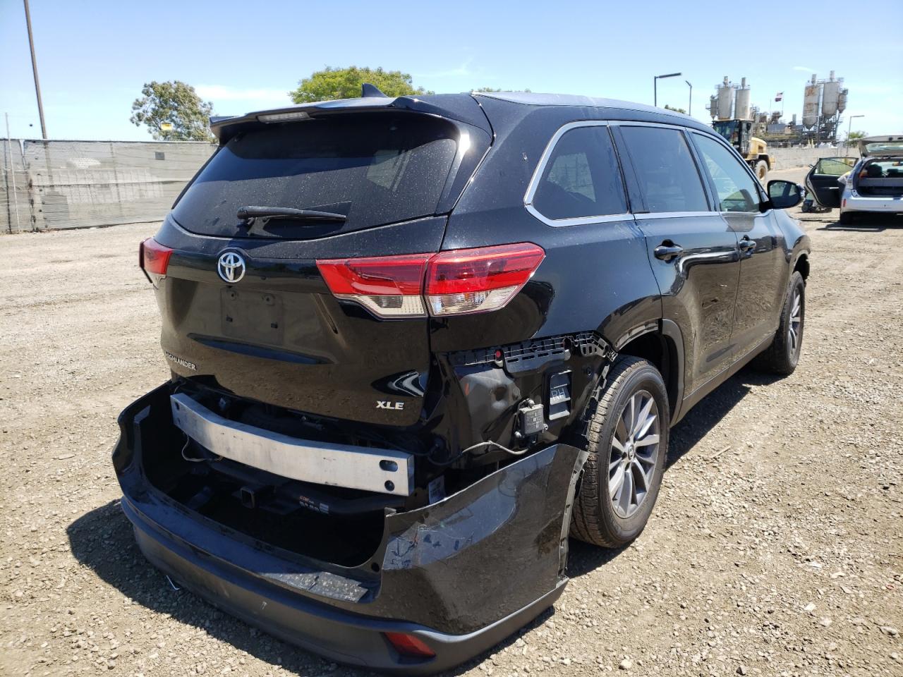 Photo 4 from auction – 2019 TOYOTA HIGHLANDER with VIN 5TDKZRFH5KS309155
