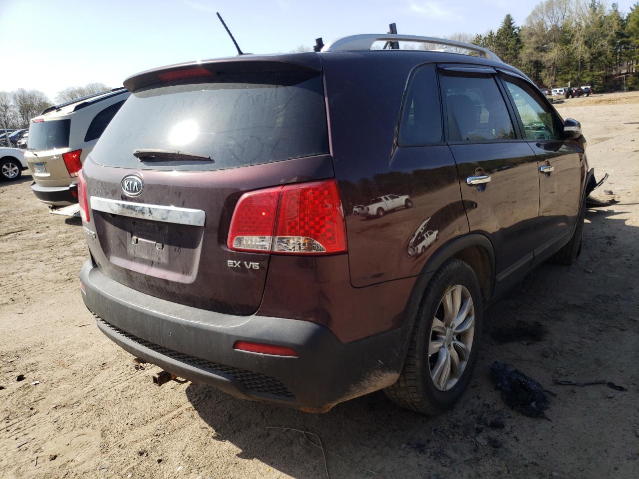 Photo 4 from auction – 2011 KIA SORENTO EX with VIN 5XYKU4A28BG023821