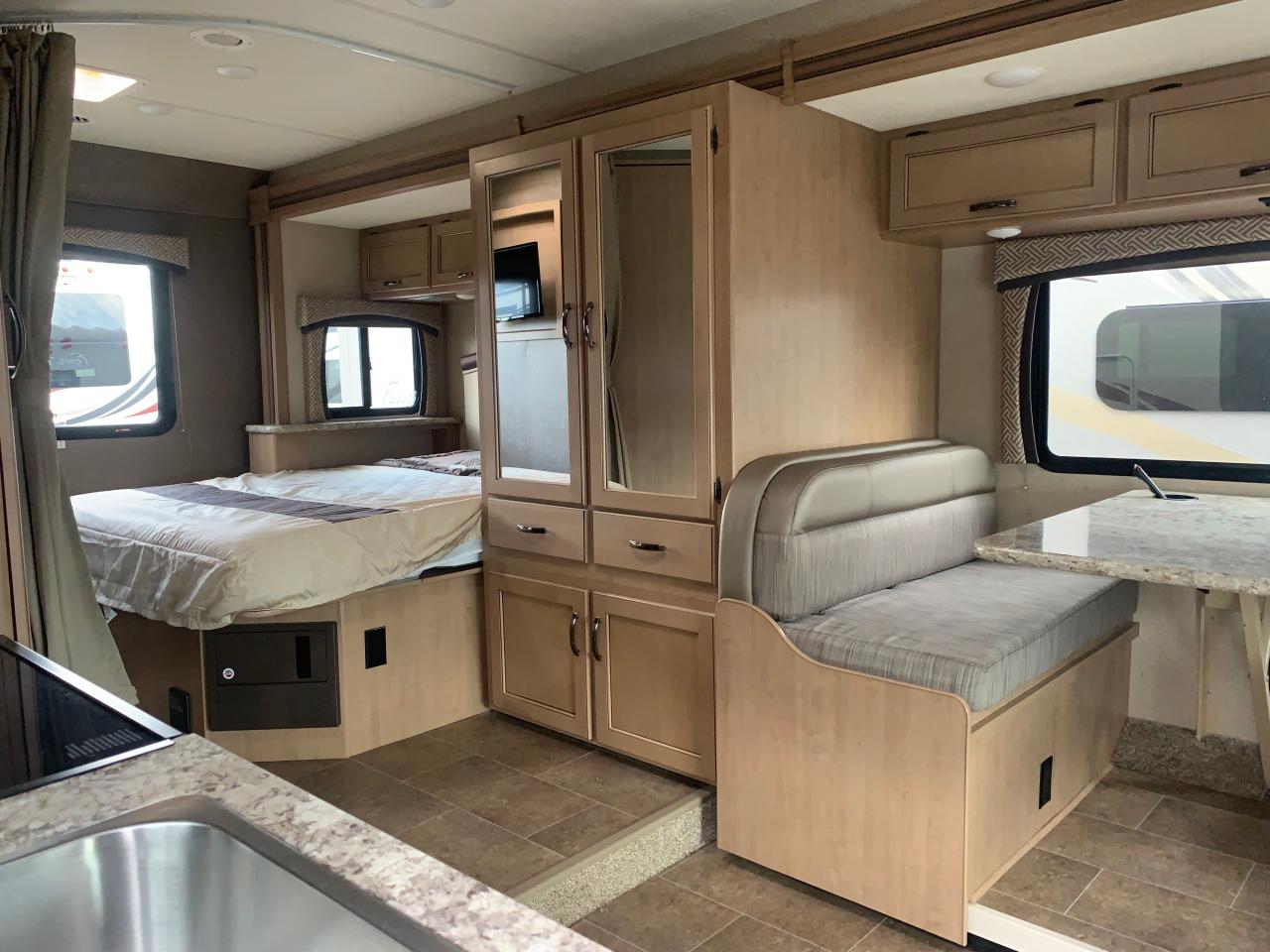 Photo 6 from auction – 2018 FORD ECONOLINE with VIN 1FDWE3FS8JDC05979