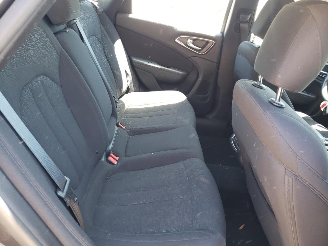 Photo 6 from auction – 2015 CHRYSLER 200 LIMITE with VIN 1C3CCCAB1FN673479