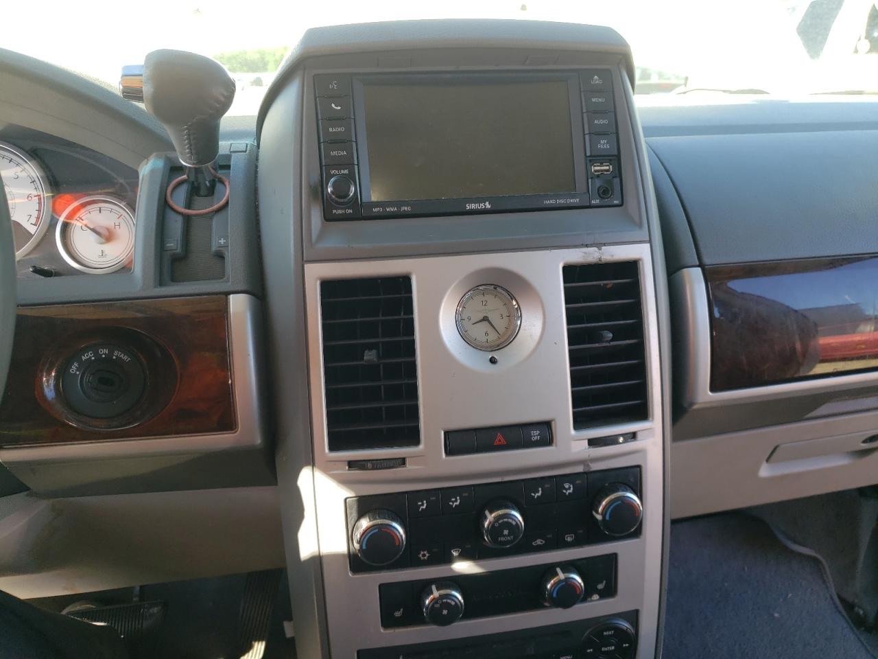 Photo 9 from auction – 2010 CHRYSLER TOWN & COU with VIN 2A4RR5D10AR451203