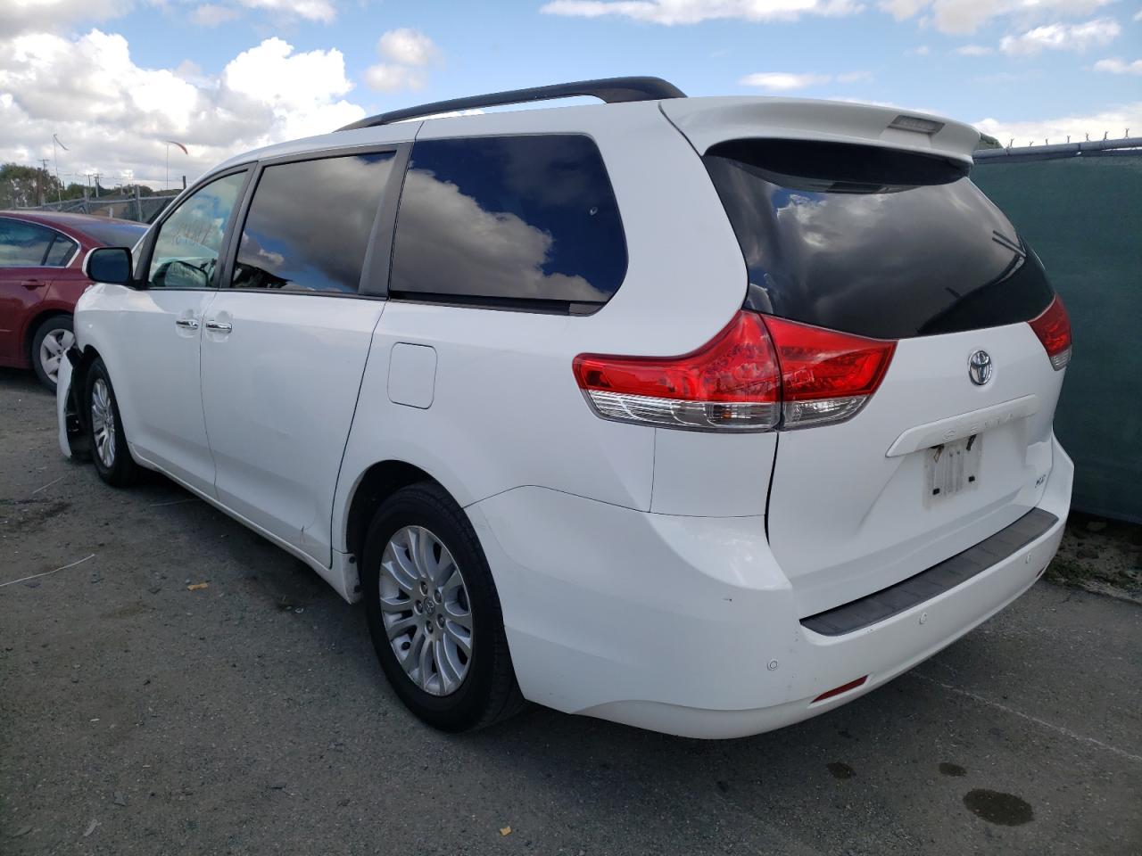 Photo 3 from auction – 2011 TOYOTA SIENNA XLE with VIN 5TDYK3DC9BS165225