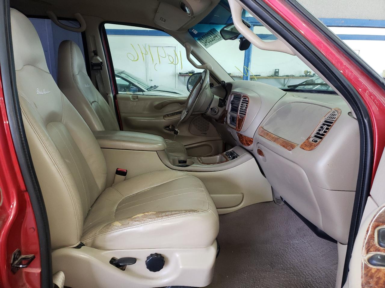 Photo 5 from auction – 2000 FORD EXPEDITION with VIN 1FMPU18L5YLA96205