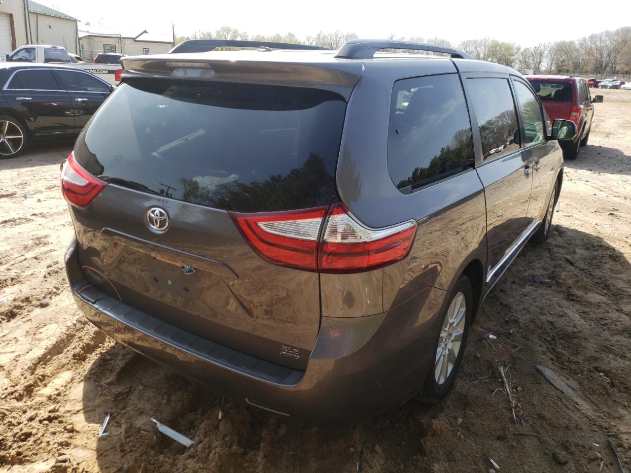 Photo 17 from auction – 2015 TOYOTA SIENNA XLE with VIN 5TDDK3DCXFS123201