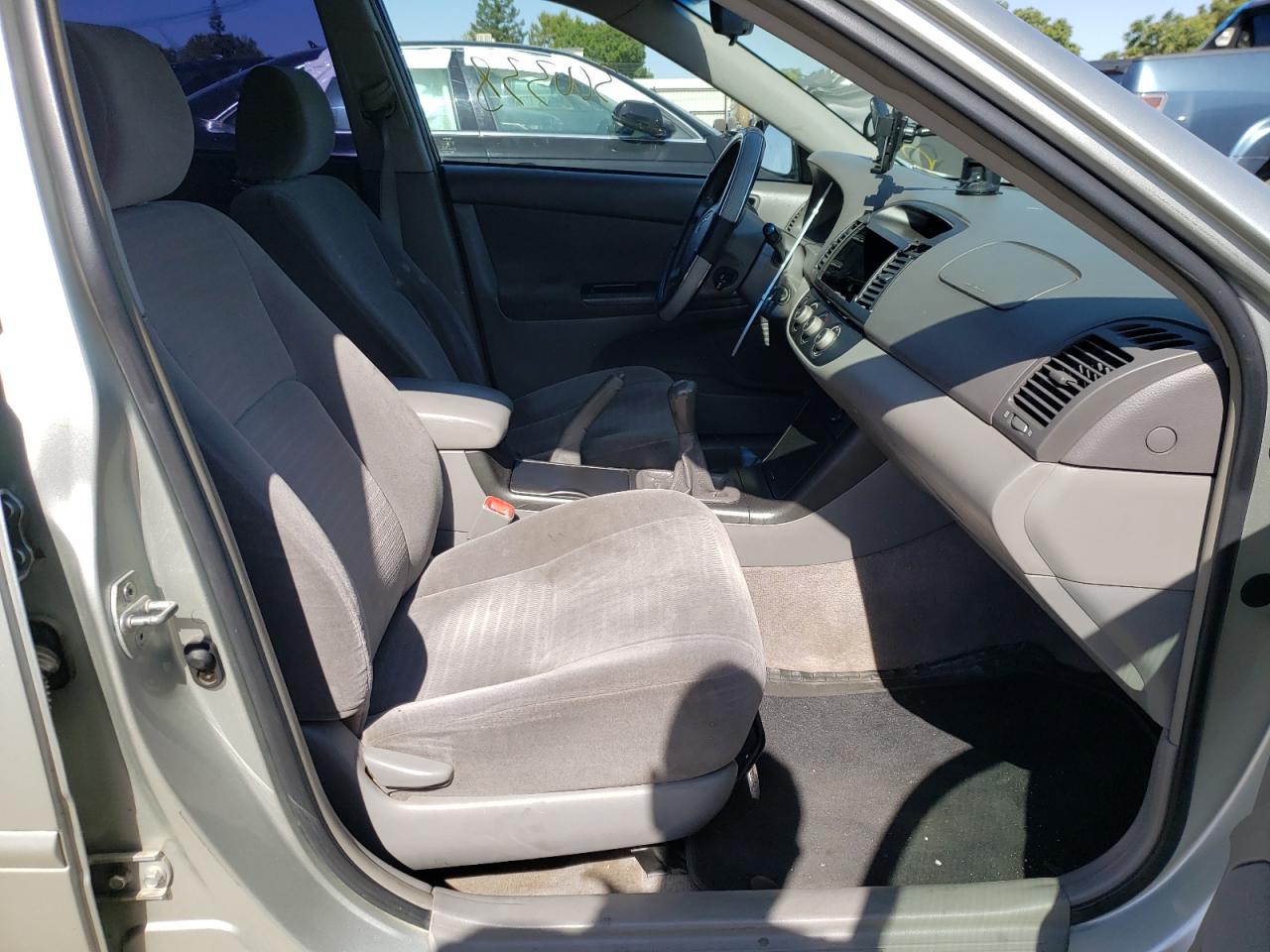 Photo 5 from auction – 2005 TOYOTA CAMRY LE with VIN JTDBE32K653030362
