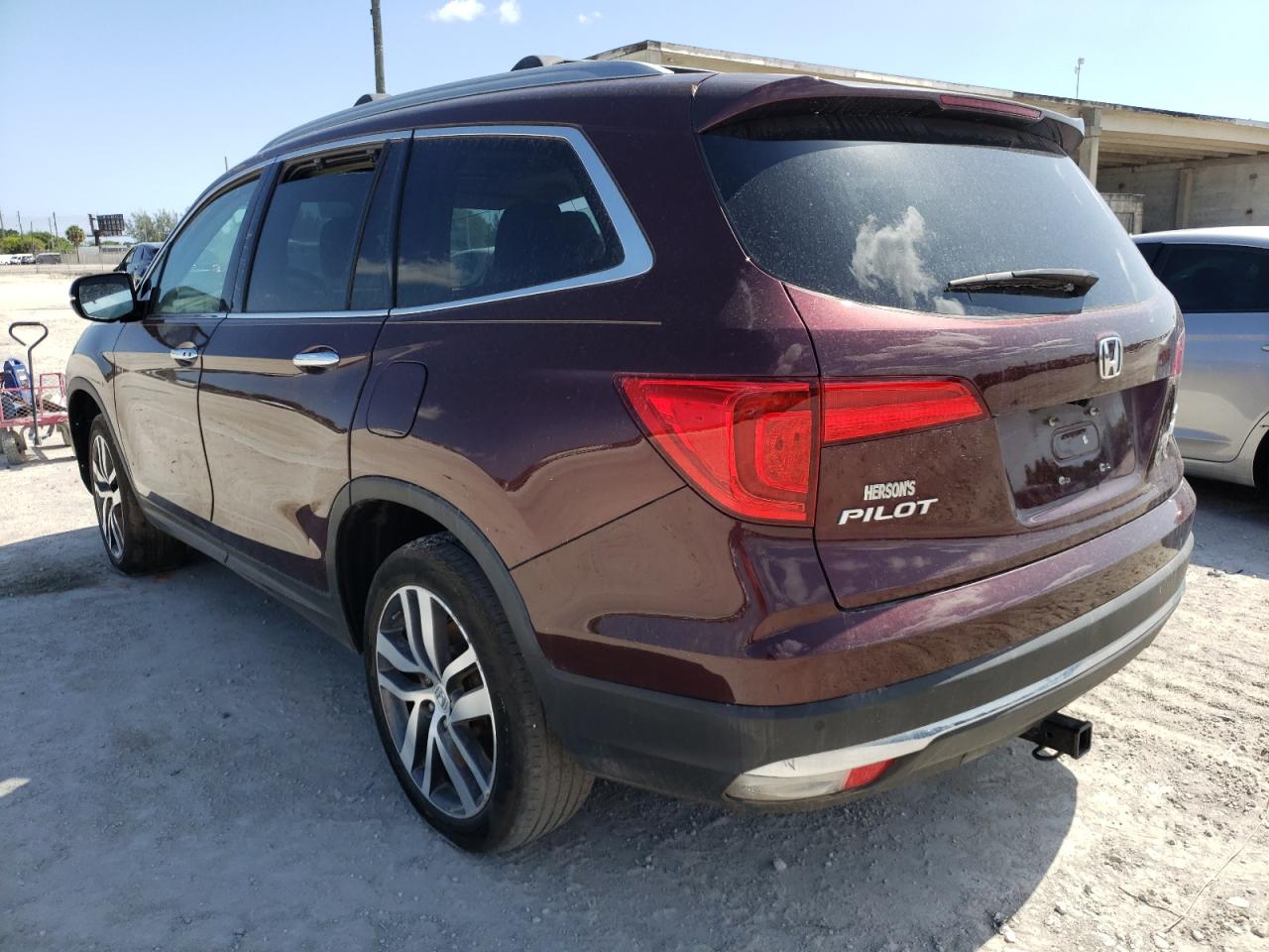 Photo 3 from auction – 2017 HONDA PILOT TOUR with VIN 5FNYF6H98HB073928
