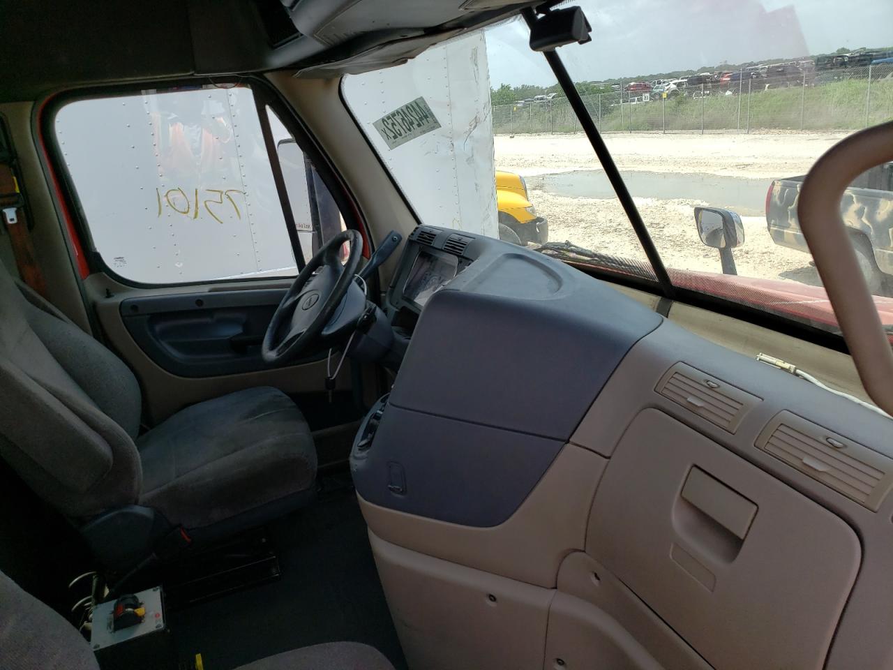 Photo 5 from auction – 2018 FREIGHTLINER CASCADIA 1 with VIN 3AKJGEDV3JSJM7543