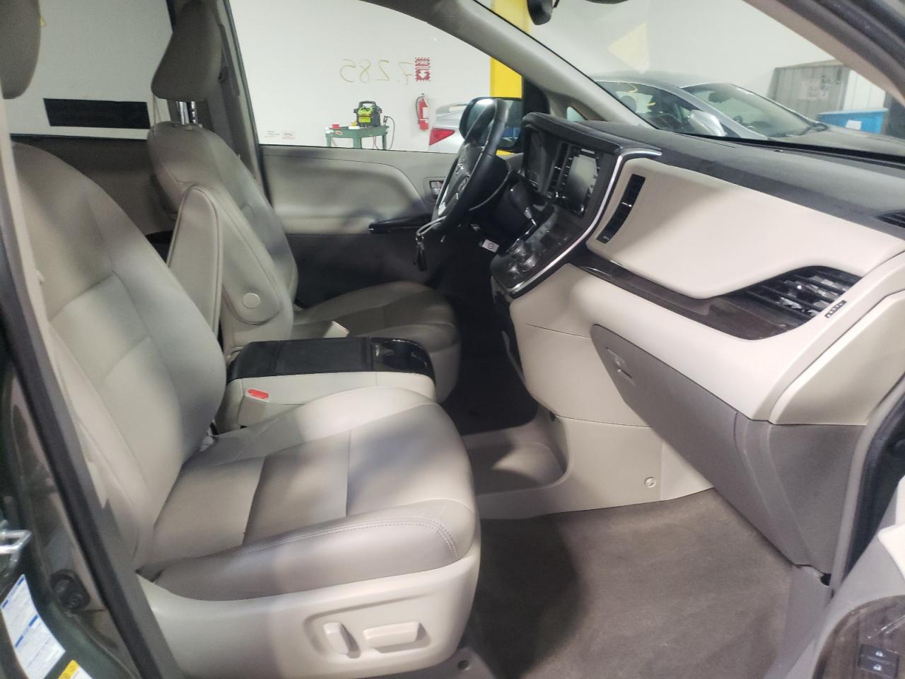 Photo 5 from auction – 2018 TOYOTA SIENNA XLE with VIN 5TDDZ3DC5JS204238