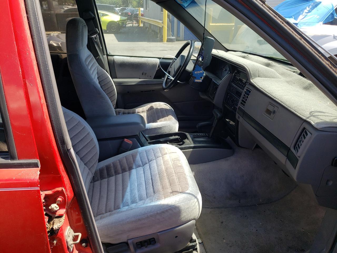 Photo 5 from auction – 1994 JEEP CHEROKEE with VIN 1J4GZ58S1RC128129