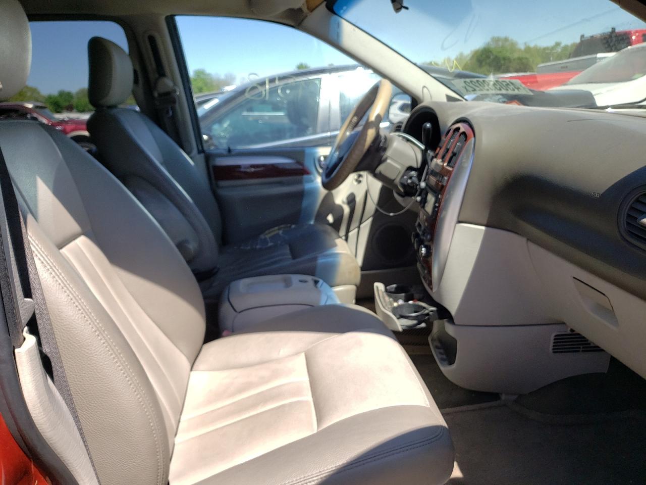 Photo 5 from auction – 2006 CHRYSLER TOWN AND C with VIN 2A4GP54L06R719978