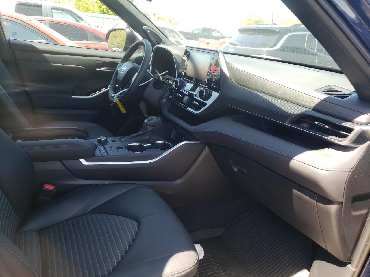 Photo 5 from auction – 2021 TOYOTA HIGHLANDER with VIN 5TDJZRBH1MS150381