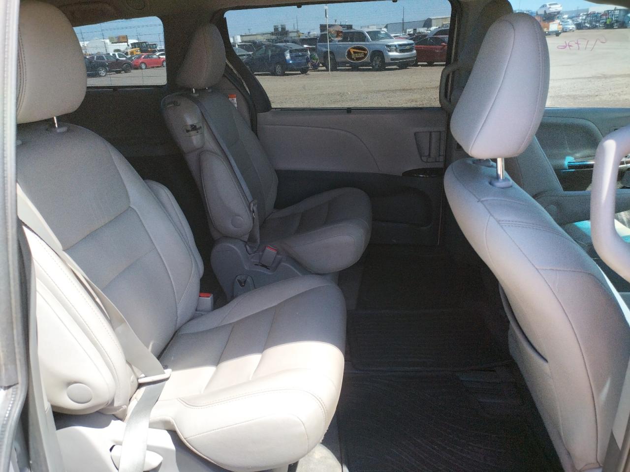 Photo 6 from auction – 2015 TOYOTA SIENNA XLE with VIN 5TDYK3DC9FS556493