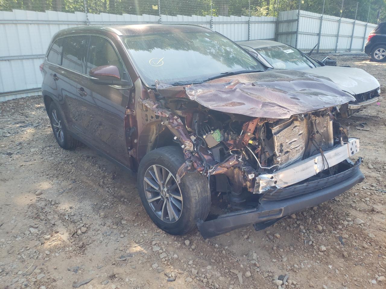 TOYOTA HIGHLANDER 2019 with VIN 5TDKZRFHXKS309197 - Photo from auction