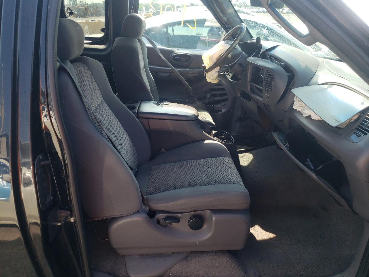 Photo 5 from auction – 2002 FORD F150 with VIN 1FTRX17252NB93817