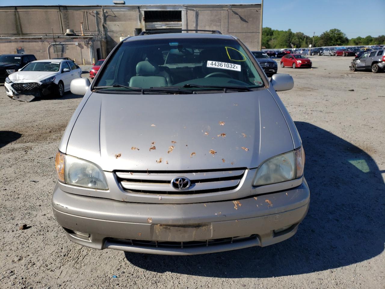 Photo 9 from auction – 2000 TOYOTA SIENNA with VIN 4T3ZF13C42U470841
