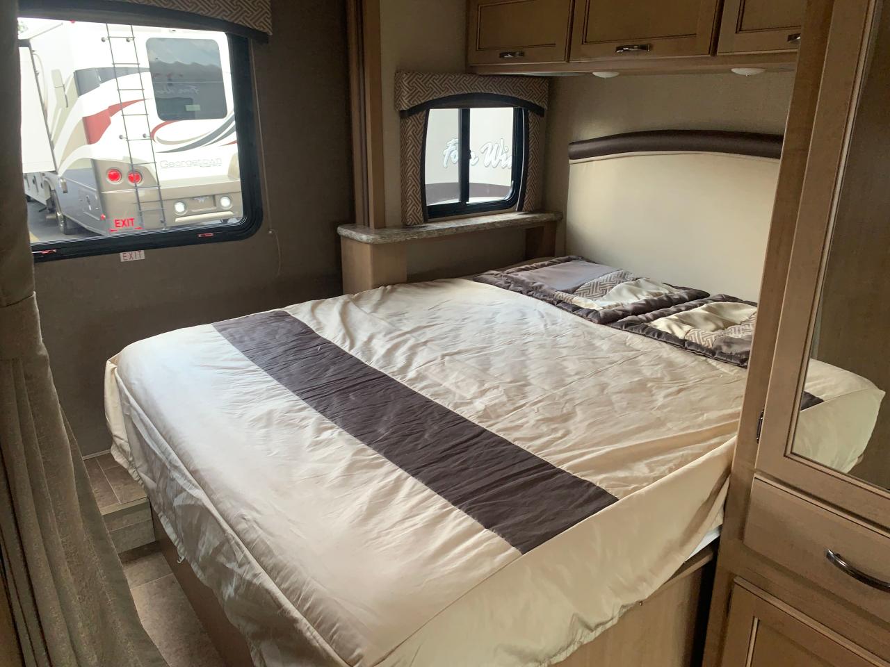 Photo 7 from auction – 2018 FORD ECONOLINE with VIN 1FDWE3FS8JDC05979