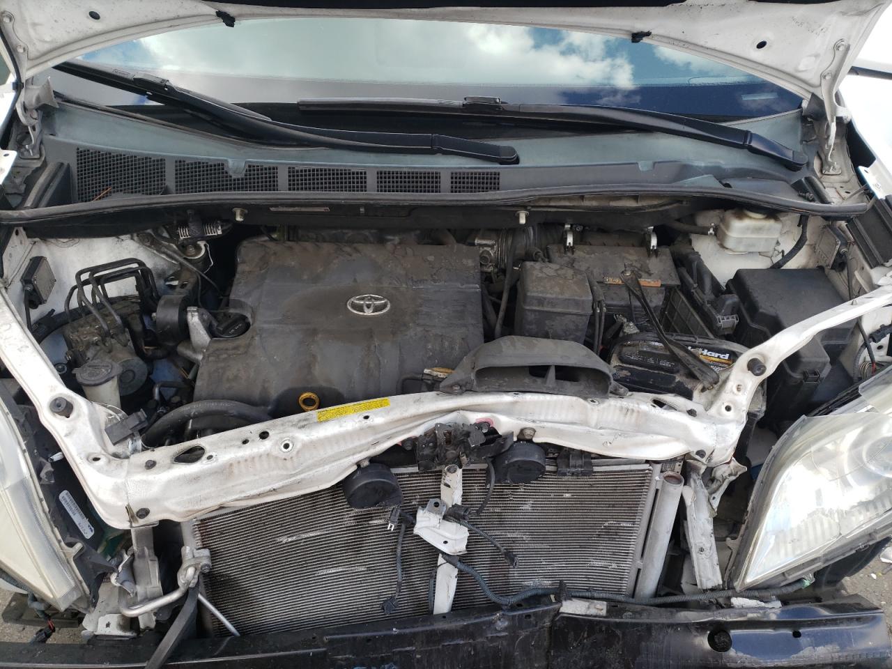 Photo 7 from auction – 2011 TOYOTA SIENNA XLE with VIN 5TDYK3DC9BS165225