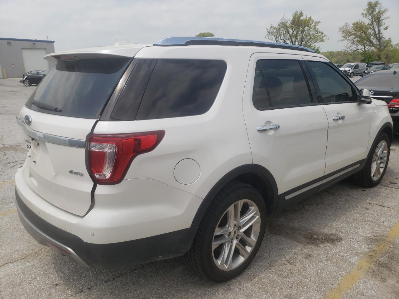 Photo 4 from auction – 2017 FORD EXPLORER L with VIN 1FM5K8F87HGB91068