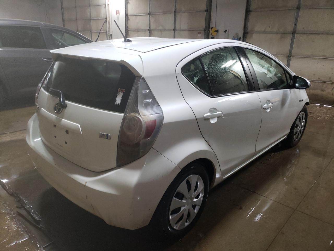 Photo 4 from auction – 2013 TOYOTA PRIUS C with VIN JTDKDTB30D1542270