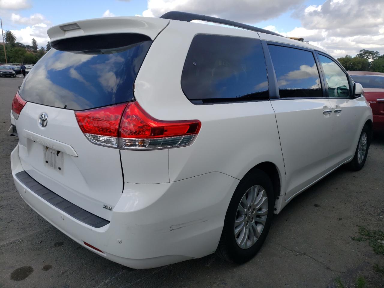 Photo 4 from auction – 2011 TOYOTA SIENNA XLE with VIN 5TDYK3DC9BS165225