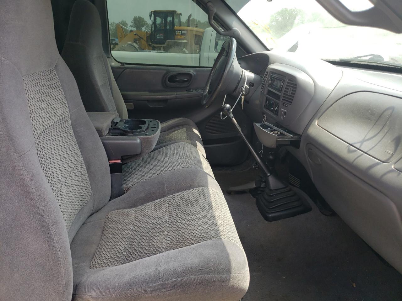 Photo 5 from auction – 2002 FORD F150 with VIN 1FTRF18W62NA65218