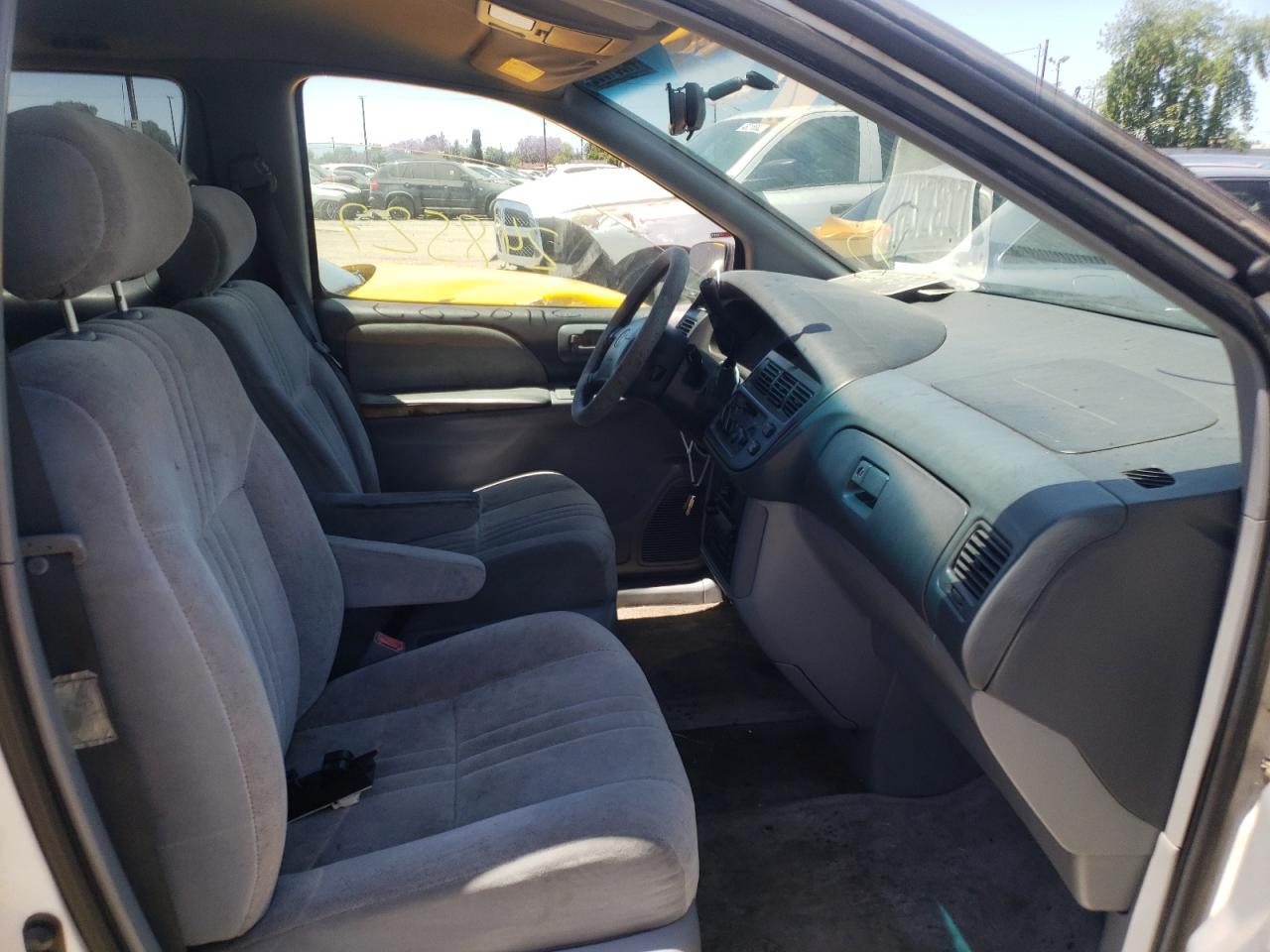 Photo 5 from auction – 2000 TOYOTA SIENNA CE with VIN 4T3ZF19C1YU214124