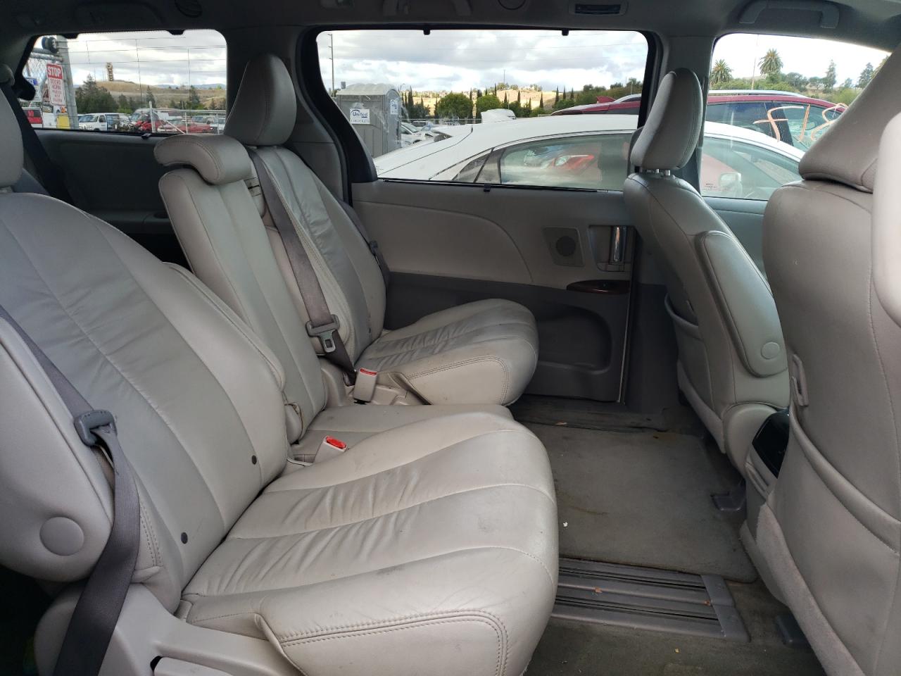 Photo 6 from auction – 2011 TOYOTA SIENNA XLE with VIN 5TDYK3DC9BS165225