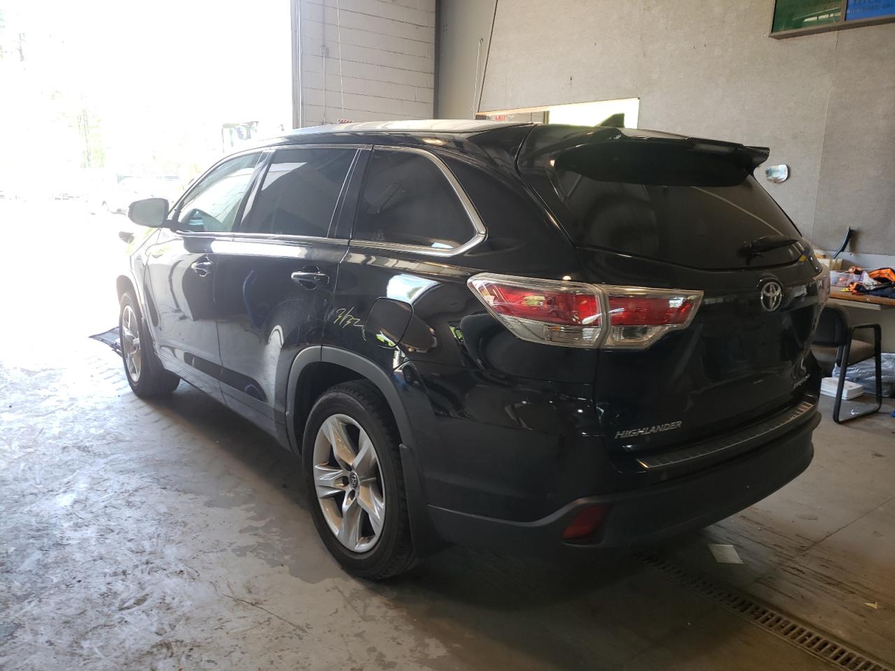 Photo 13 from auction – 2016 TOYOTA HIGHLANDER with VIN 5TDDKRFH1GS334400