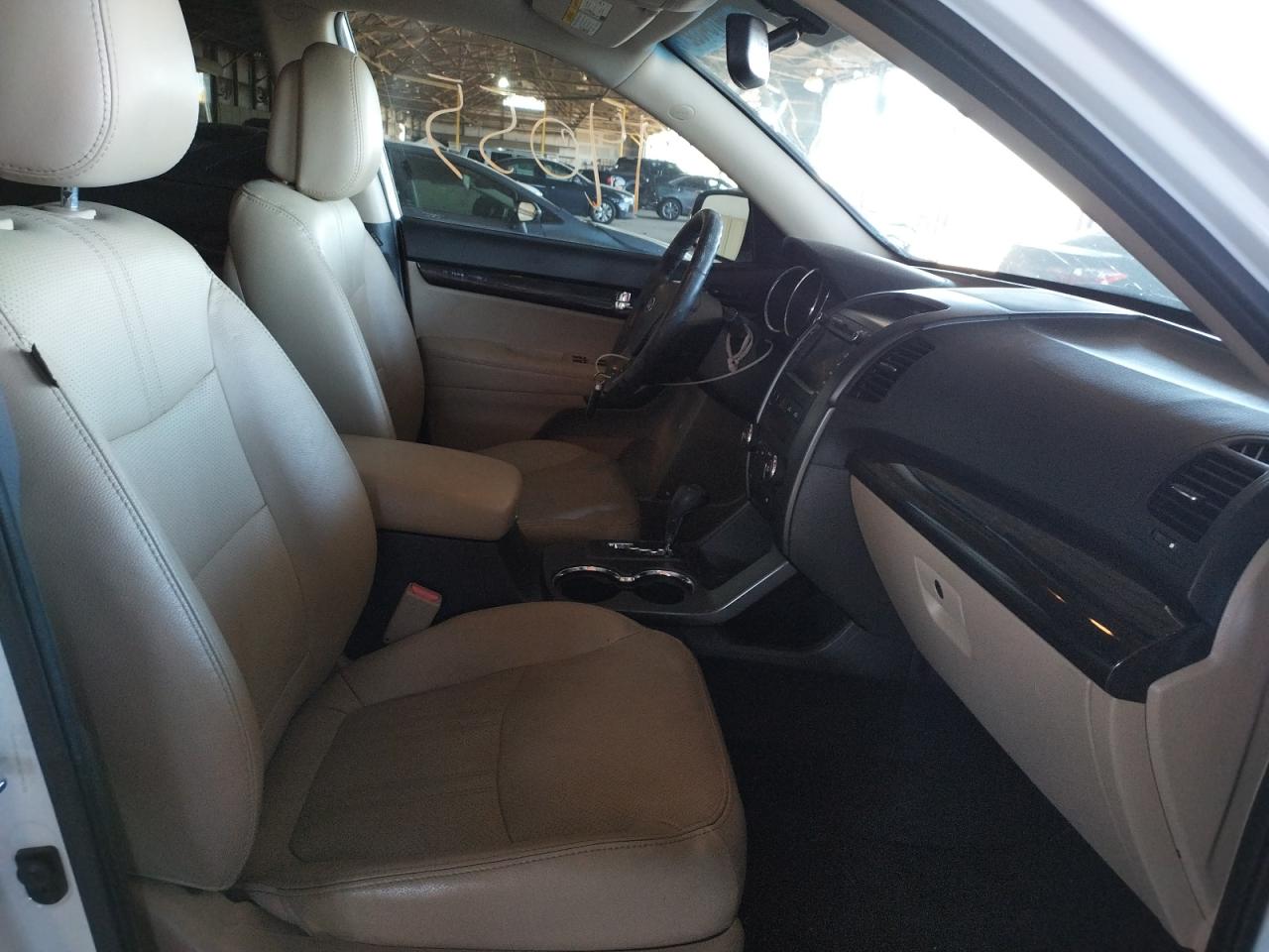 Photo 5 from auction – 2012 KIA SORENTO EX with VIN 5XYKU4A68CG299145
