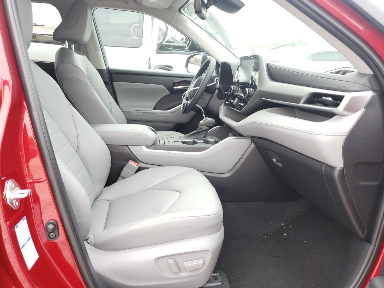 Photo 5 from auction – 2022 TOYOTA HIGHLANDER with VIN 5TDHZRBH6NS183764