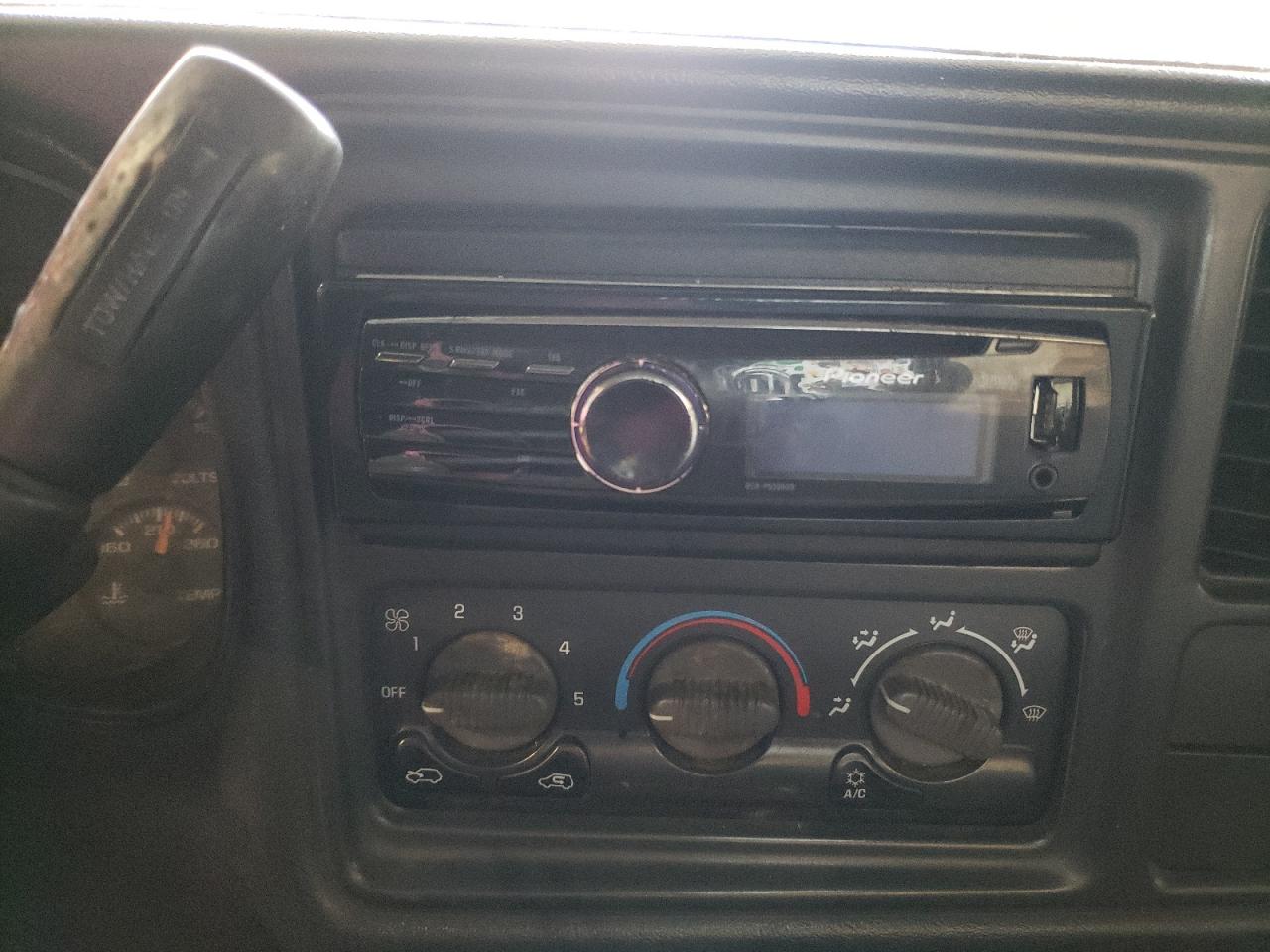 Photo 9 from auction – 2000 CHEVROLET SILVERADO with VIN 1GCEK14W3YZ132567
