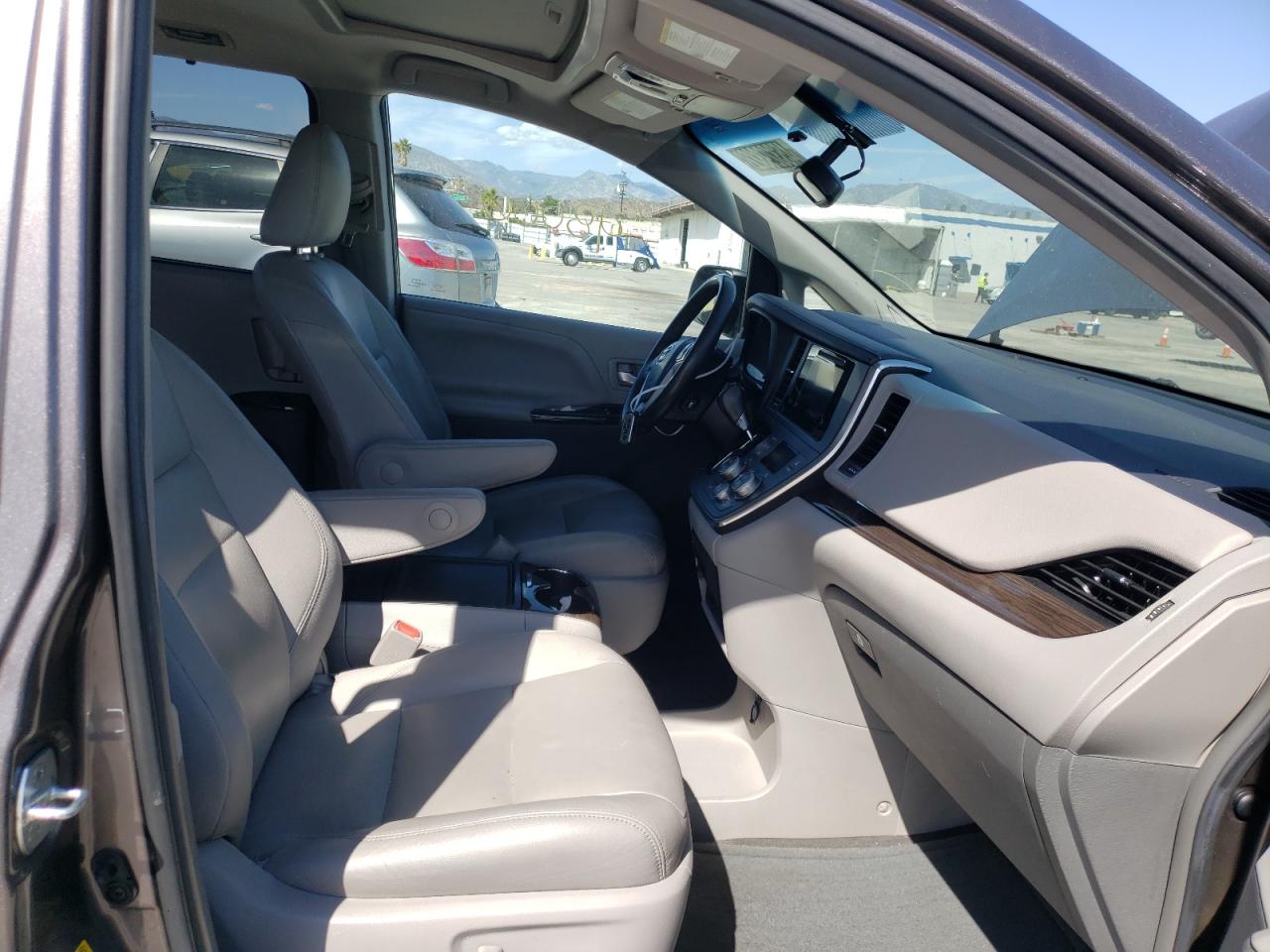 Photo 5 from auction – 2017 TOYOTA SIENNA XLE with VIN 5TDYZ3DC2HS779439