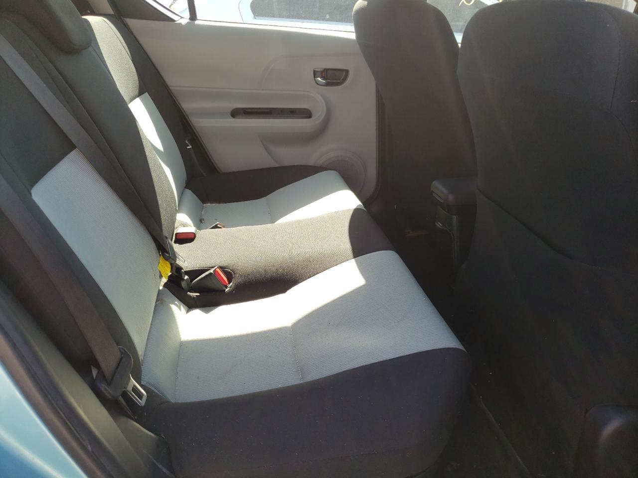 Photo 6 from auction – 2014 TOYOTA PRIUS C with VIN JTDKDTB34E1064372