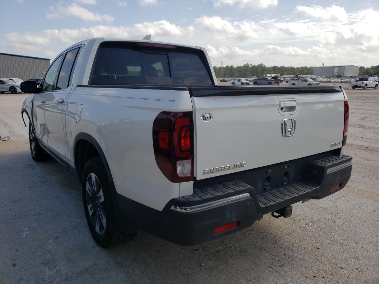 Photo 3 from auction – 2017 HONDA RIDGELINE with VIN 5FPYK3F72HB011198