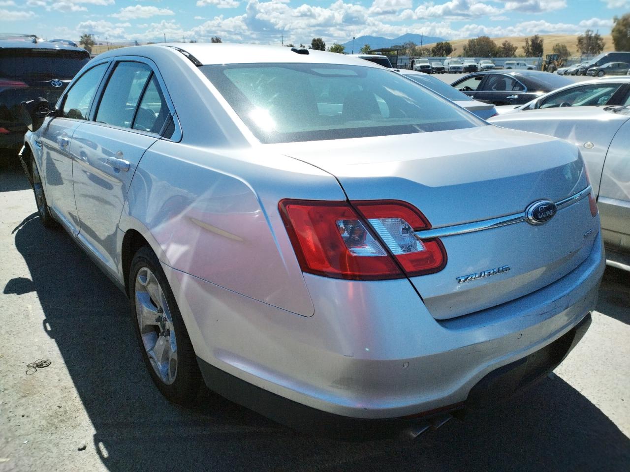 Photo 3 from auction – 2010 FORD TAURUS SEL with VIN 1FAHP2EW0AG132603