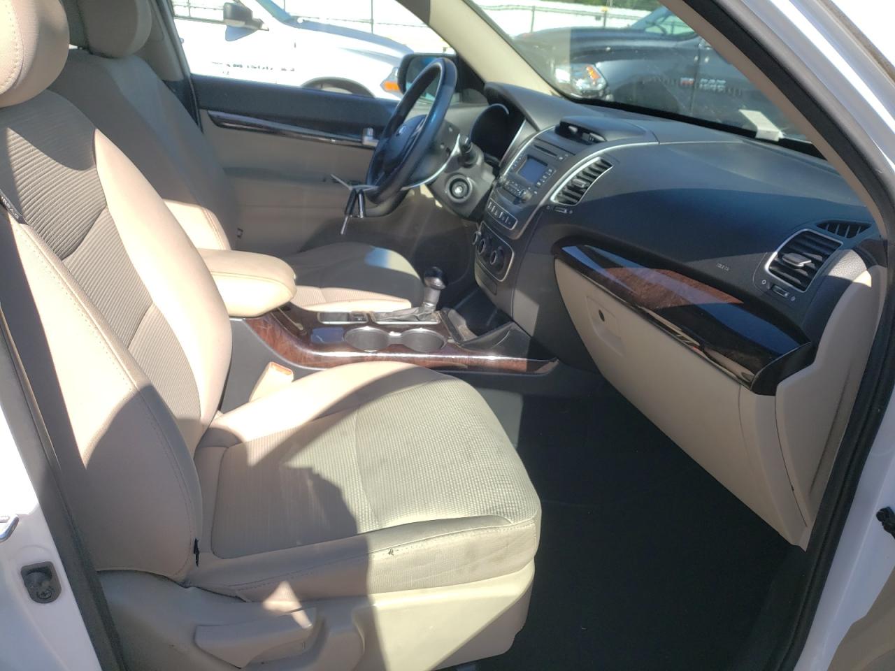 Photo 5 from auction – 2014 KIA SORENTO LX with VIN 5XYKTDA7XEG515799