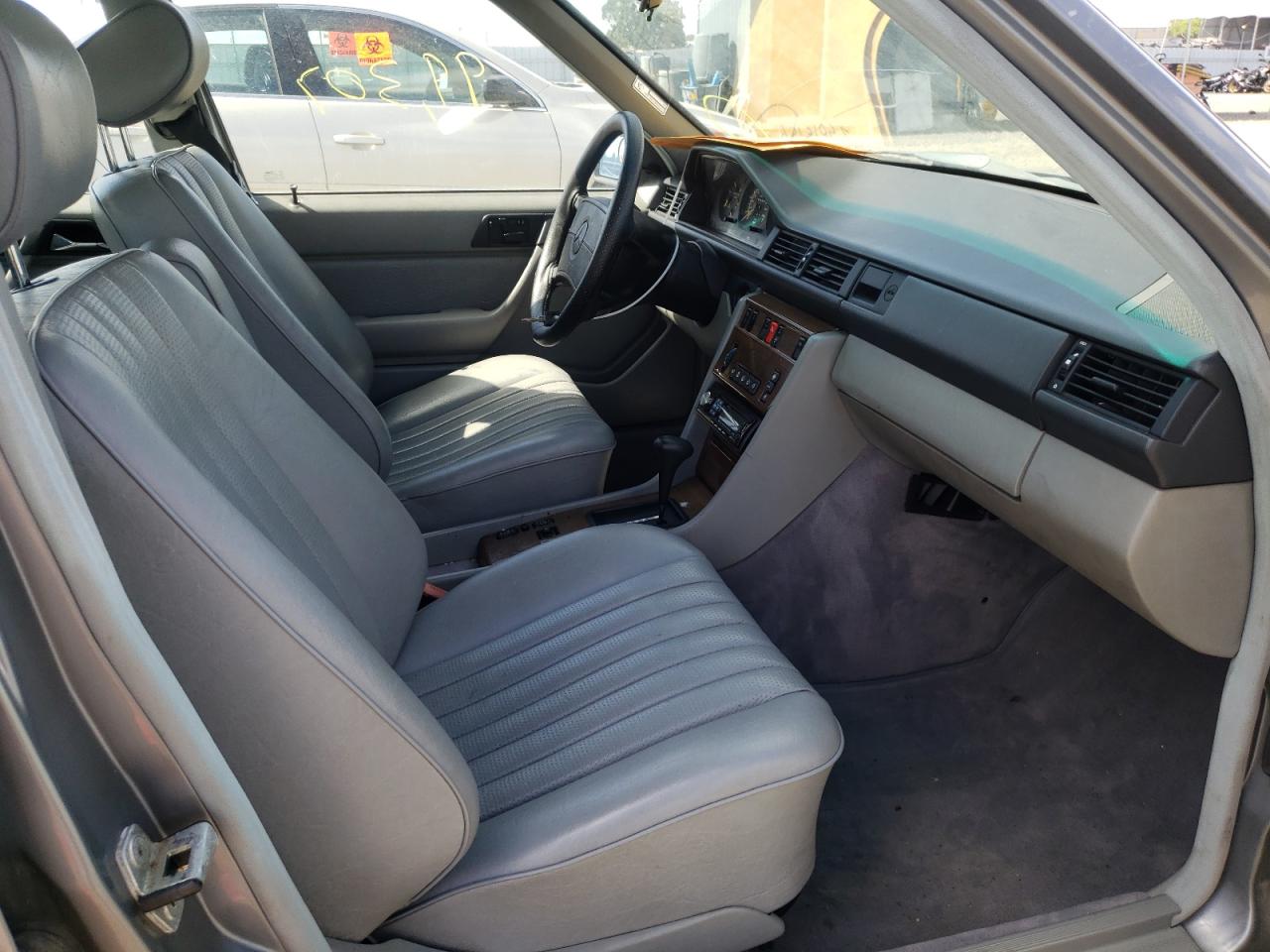 Photo 5 from auction – 1988 MERCEDES-BENZ 300 E with VIN WDBEA30D2JA730848