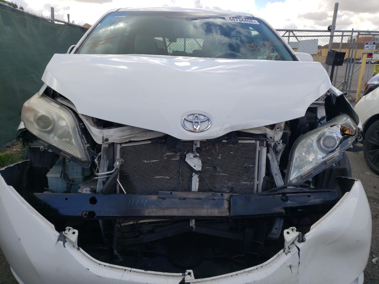 Photo 9 from auction – 2011 TOYOTA SIENNA XLE with VIN 5TDYK3DC9BS165225