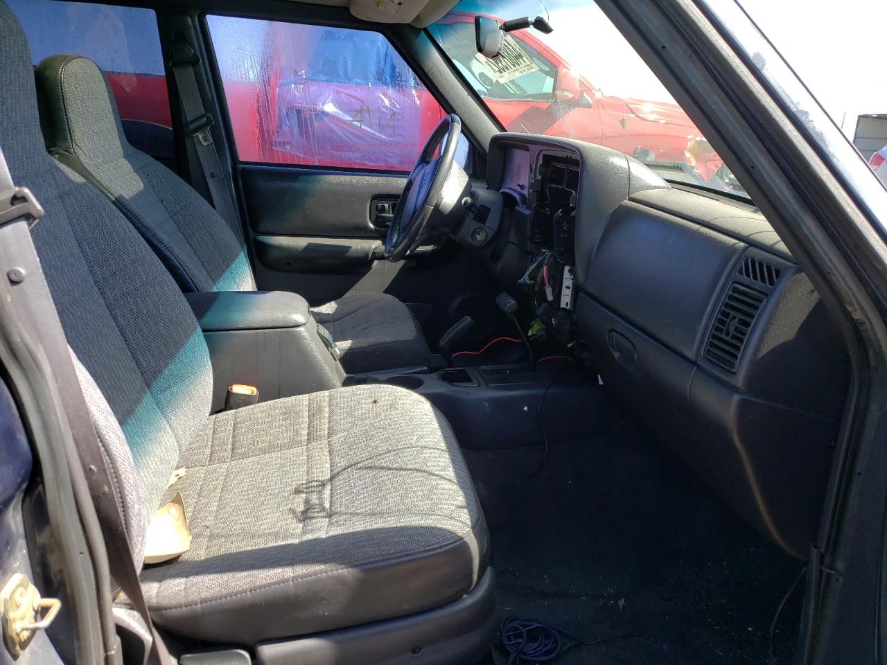Photo 5 from auction – 2000 JEEP CHEROKEE S with VIN 1J4FF48SXYL156203