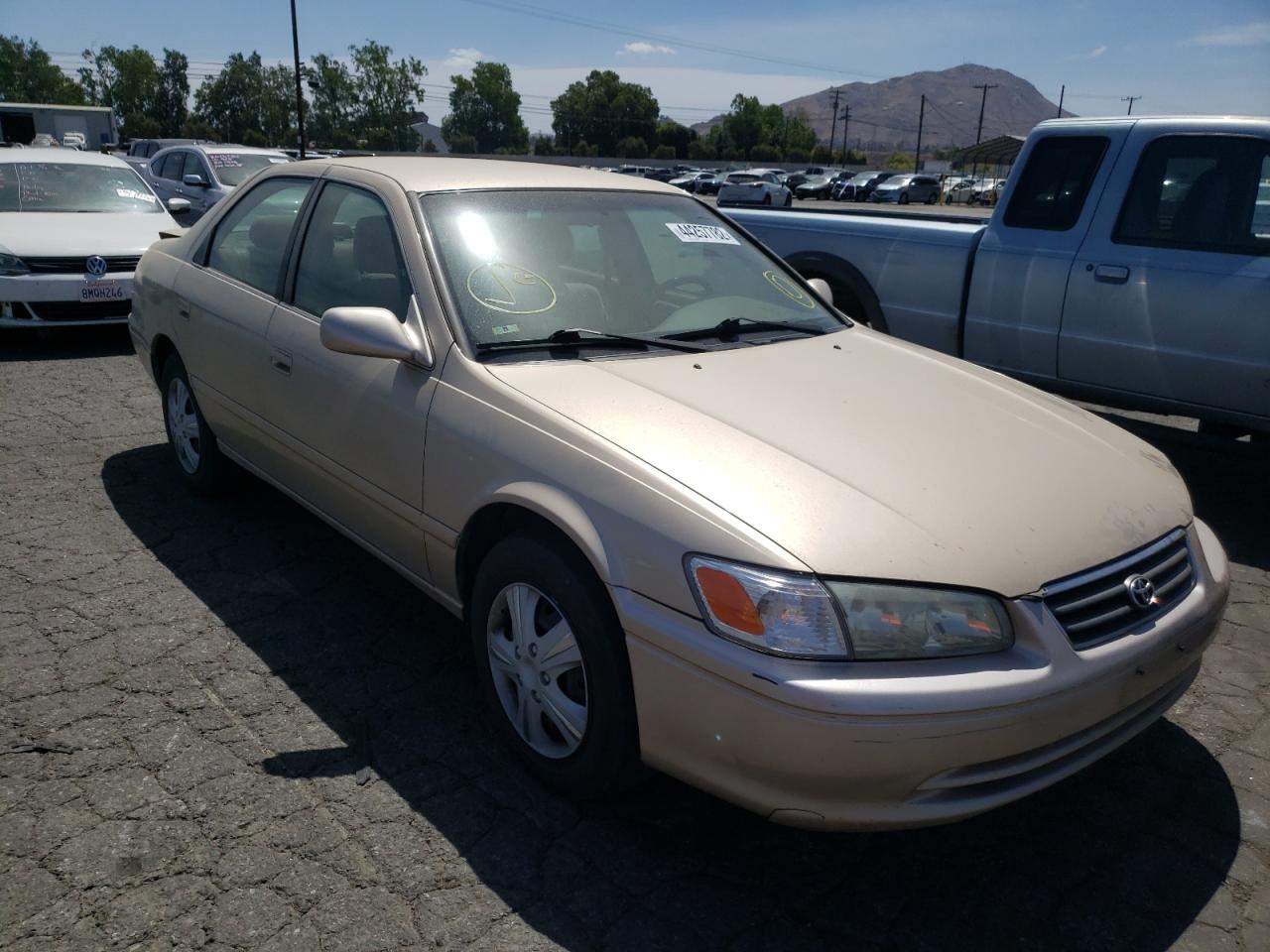 TOYOTA CAMRY CE 2001 with VIN JT2BG22K110536402 - Photo from auction