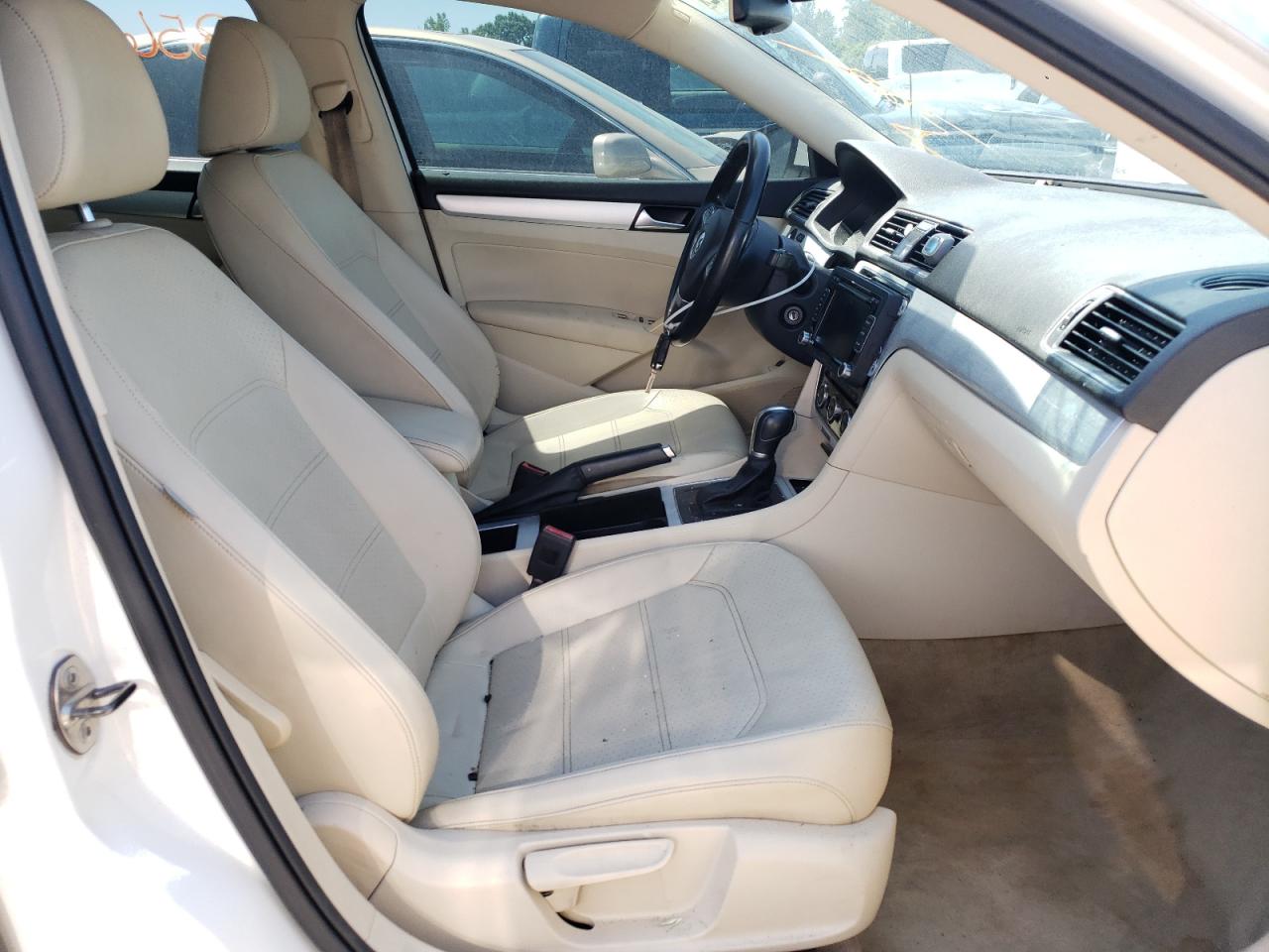 Photo 5 from auction – 2012 VOLKSWAGEN PASSAT SE with VIN 1VWBP7A31CC003415