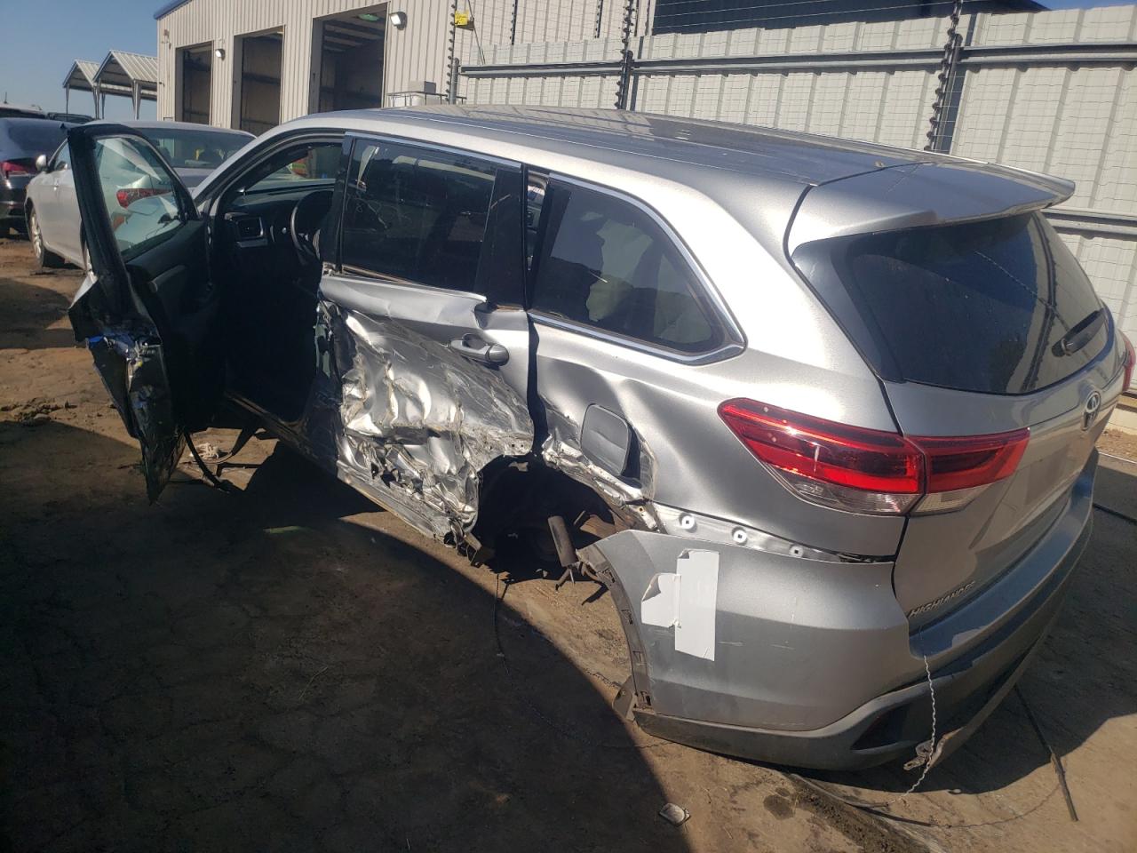 Photo 3 from auction – 2018 TOYOTA HIGHLANDER with VIN 5TDZARFH1JS033996